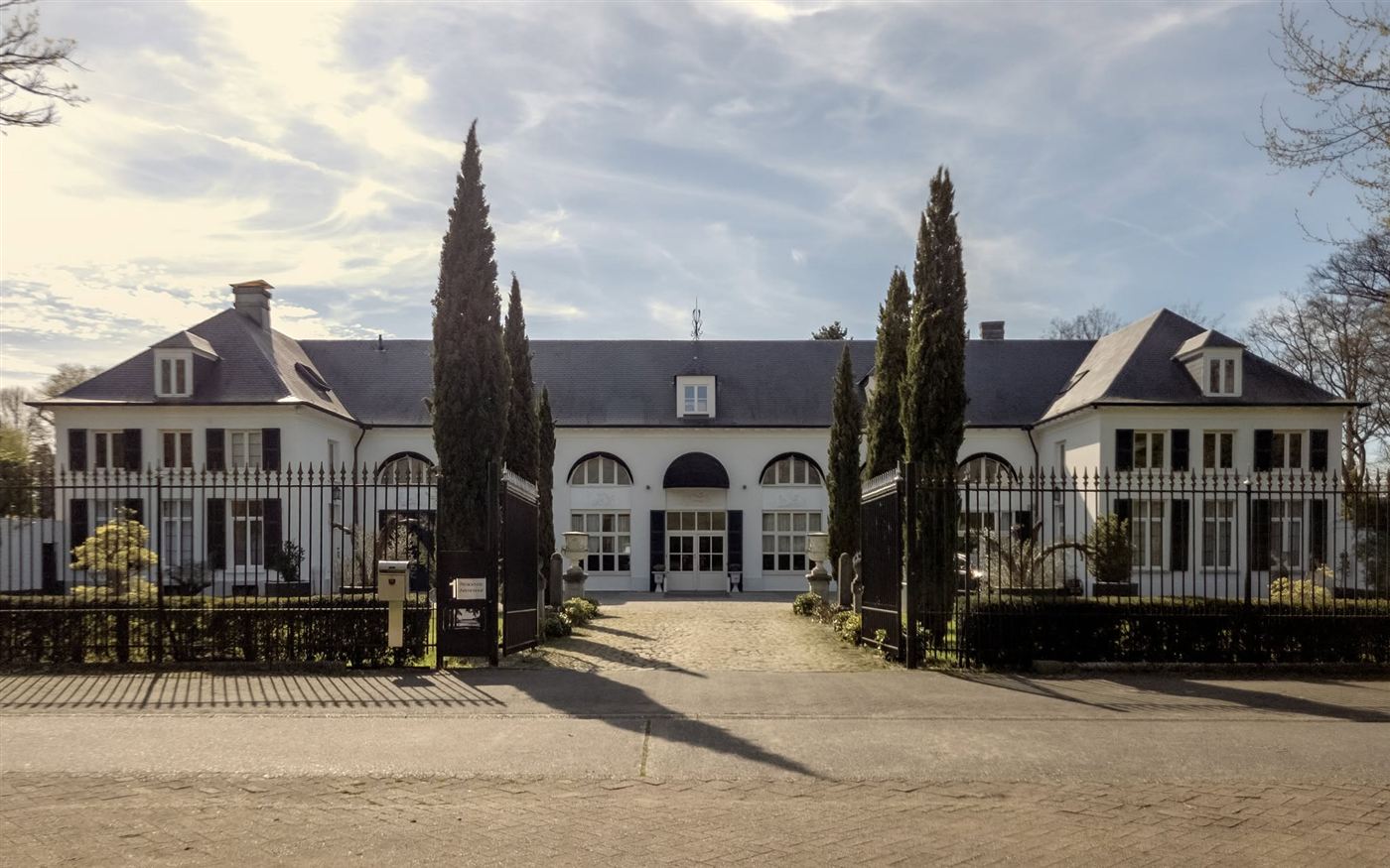 Het kasteeldomein Arendshof, gezien vanaf de poort